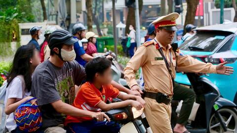 Xử phạt nhiều phụ huynh không đội mũ bảo hiểm cho con khi đi xe máy