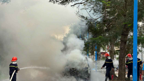 Ô tô vừa sửa xong bất ngờ bốc cháy dữ dội ở Hải Phòng