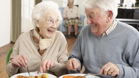 Nghịch lý xu hướng suy dinh dưỡng ở người già tại quốc gia giàu có