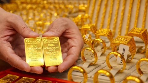 Giá vàng trong nước biến động lạ khiến nhà đầu tư lỗ nặng