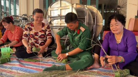 Đồng bào, chiến sĩ cùng gói bánh tét dịp Tết Chôl Chnăm Thmây