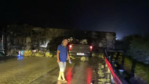 Lật xe khách chở 12 người trên cao tốc Nội Bài - Lào Cai lúc rạng sáng