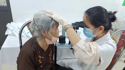 Xã Bất Bạt tổ chức khám mắt miễn phí cho hơn 500 người dân