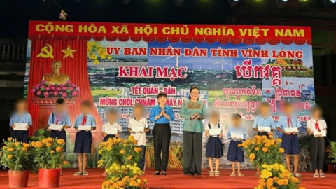 Ấm lòng quà Tết quân dân cho con công nhân