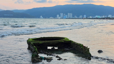 Trục vớt xác xe tăng thời chiến trồi lên bãi biển Quy Nhơn