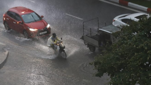 Cảnh báo mưa dông ở Hà Nội trong 3 giờ tới, nguy cơ thời tiết nguy hiểm