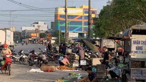 Chợ cóc bủa vây khu công nghiệp, nguy cơ tai nạn giao thông rình rập