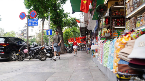 Hà Nội chỉnh trang vỉa hè, nơi gọn gàng nơi vẫn bị "bủa vây"