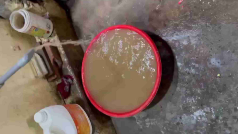 Nước sinh hoạt một thôn ở Hưng Yên đục ngầu, lẫn bùn cát