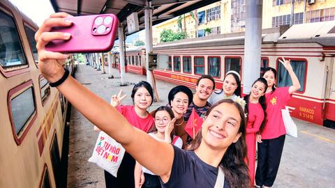 Ôn lại lịch sử dân tộc trên chuyến tàu Hà Nội 5 cửa ô trong dịp nghỉ lễ 30-4