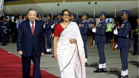 Tổng Bí thư, Chủ tịch nước được Thủ tướng Sri Lanka chào đón tại chân cầu thang máy bay