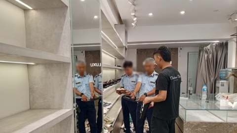 Phát hiện cửa hàng bán hàng hiệu giả công khai giữa trung tâm Hà Nội