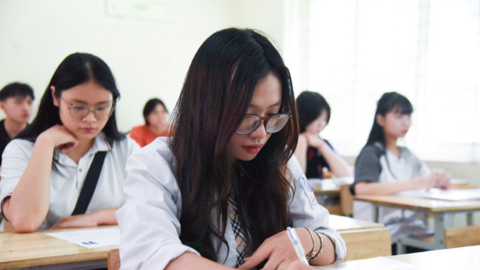 Giám thị lơ là, học sinh có thể vướng vòng lao lý vì chụp đề thi