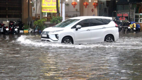 Mưa lớn kéo dài, nhiều tuyến đường ở Cà Mau ngập sâu