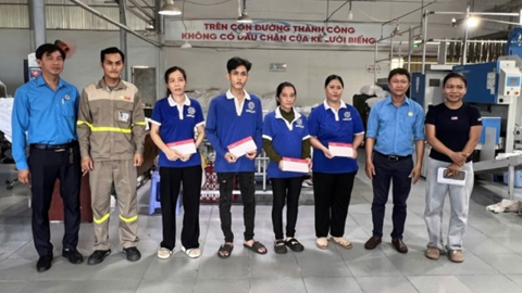 Công đoàn đặc khu Phú Quốc thăm hỏi, tặng quà cho đoàn viên, người lao động