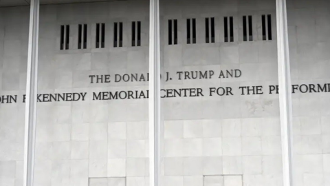 Thẩm phán Mỹ ra phán quyết tên của ông Trump phải được gỡ bỏ khỏi Trung tâm Kennedy