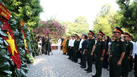 Phó Thủ tướng Phạm Thị Thanh Trà dâng hương tưởng niệm các anh hùng liệt sĩ tại Công viên Lê Thị Riêng