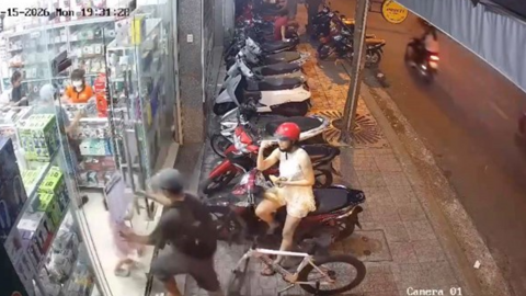 Thiếu niên 17 tuổi xin lỗi sau vụ đánh người phụ nữ tại cửa hàng điện thoại