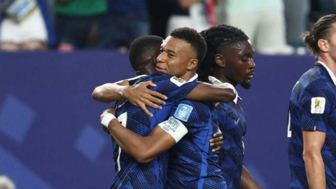 Mbappe lập cú đúp, quyết đua với Messi và giúp Pháp giành vé sớm