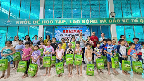 Khai mạc lớp dạy bơi miễn phí cho gần 100 trẻ em phường Việt Hưng