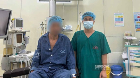Tự chữa sỏi tiết niệu bằng nước dứa xanh, người đàn ông bị giãn thận