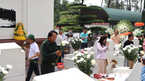 Trung ương Hội Cựu Thanh niên xung phong Việt Nam dâng hương tưởng niệm các anh hùng liệt sĩ tại Ngã ba Đồng Lộc