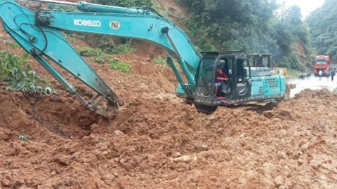Mưa lớn gây sạt lở Quốc lộ 32 qua Lào Cai, giao thông tê liệt trong đêm