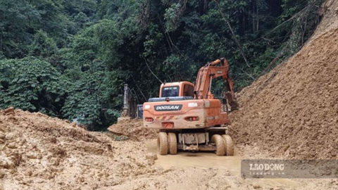 Máy xúc bám núi mở đường vào vùng cao Lào Cai sau hai tuần bị cô lập