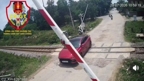 Vượt đường sắt khi cảnh báo đã bật, 2 tài xế bị xử phạt 38 triệu đồng