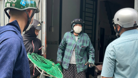 Chủ ôm chó xin lại khi tổ bắt chó thả rông ra quân ở TPHCM
