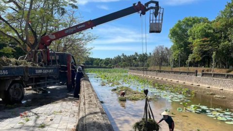Rác ở lòng hồ Thành cổ vẫn còn ngổn ngang