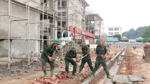 Bộ đội góp sức dựng trường, xây tương lai trên biên giới
