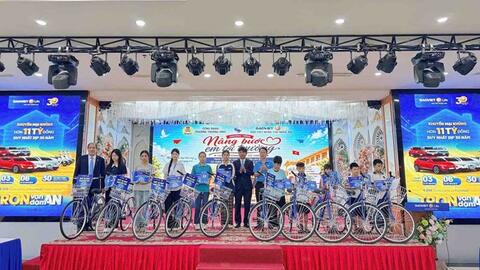 Hỗ trợ con công nhân khó khăn trước năm học mới