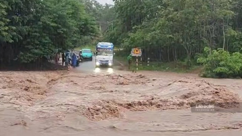 Tỉnh lộ 586 nhiều lần bị chia cắt, người dân vùng biên mong có cầu vượt lũ