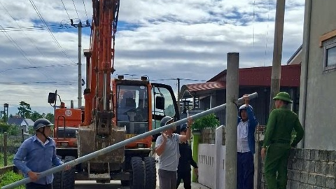 Tháo dỡ chướng ngại vật chặn ô tô né trạm BOT ở Quảng Trị