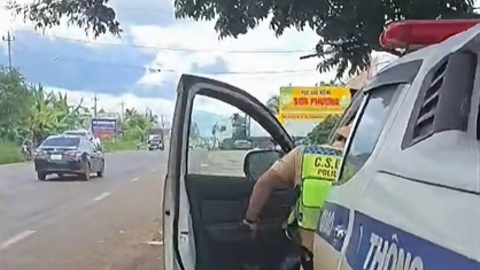 CSGT Đắk Lắk dùng xe chuyên dụng mở đường đưa người bị tai biến đi cấp cứu