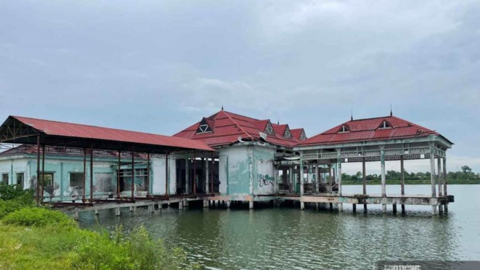 Nhà hàng nổi 700m² giữa hồ Cửa Nam bỏ hoang hơn một thập kỷ