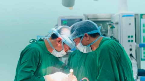 Bác sĩ phẫu thuật cắt xương hàm dưới cho người bệnh, mổ khối u lớn