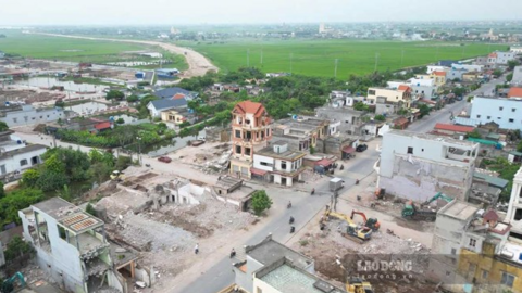 Hàng loạt ngôi nhà 2 - 5 tầng được tháo dỡ, người dân nhường đất làm đường ở Hưng Yên