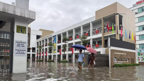 Nhiều trường ở Hà Nội chuyển học trực tuyến, lùi giờ vào học do mưa bão