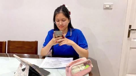 Năm học mới và những lớp học trong chiếc điện thoại