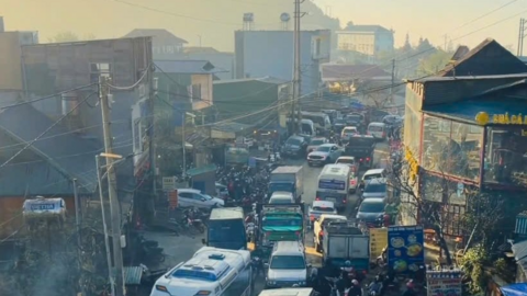 Quốc lộ 6 đông nghẹt khi dòng người đổ về Mộc Châu, Tà Xùa