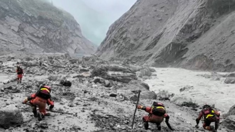 Nepal chạy đua phá hầm, còn cách nơi hơn 100 công nhân mắc kẹt 180m