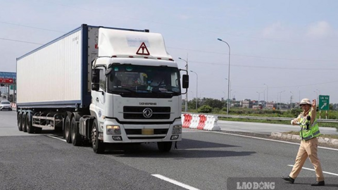 2 vị trí trên cao tốc Pháp Vân - Nghi Sơn đang được CSGT xử lý lỗi khoảng cách