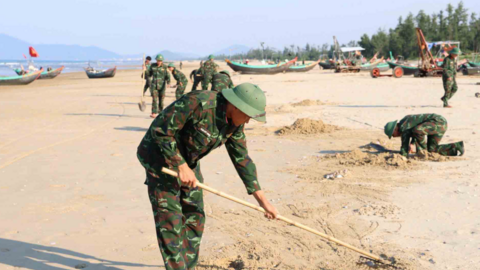 Huy động lực lượng thu gom vỏ ngao dạt dày đặc vào bờ biển Hà Tĩnh