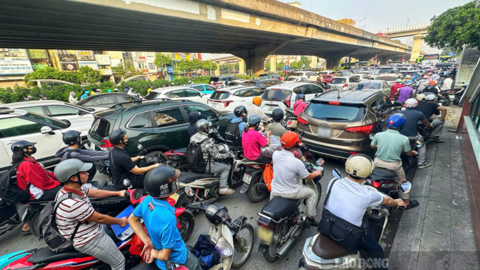 Ngày đầu tuần sau khai giảng, nhiều tuyến đường Hà Nội ùn tắc cục bộ