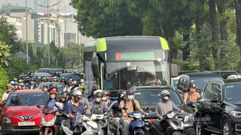 Nhiều tuyến đường Hà Nội ùn tắc sáng 8.9, xe máy đi ngược chiều để vào ngõ