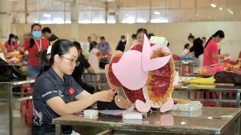 Rộn ràng những chiếc lồng đèn trung thu từ bàn tay công nhân ở Tây Ninh