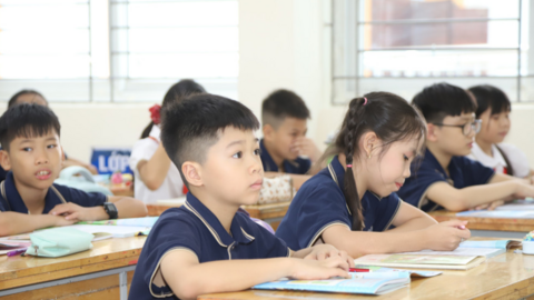 Sau khan hiếm sách giáo khoa, Bộ GD&ĐT tính điều chỉnh theo hướng giảm hàn lâm, tăng thực hành
