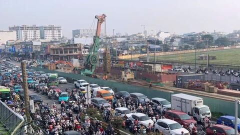 Ngày đầu điều chỉnh giao thông thi công Metro số 2: Nơi thông thoáng, nơi ùn tắc cục bộ